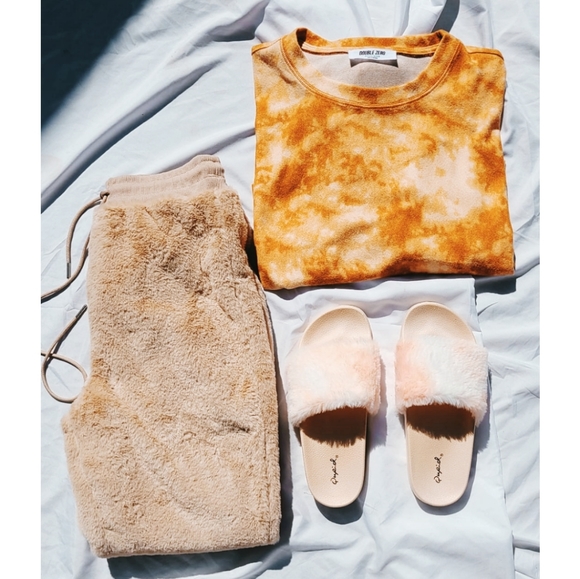 🚨ON SALE🚨// peach fur Slides - Picture 2 of 3